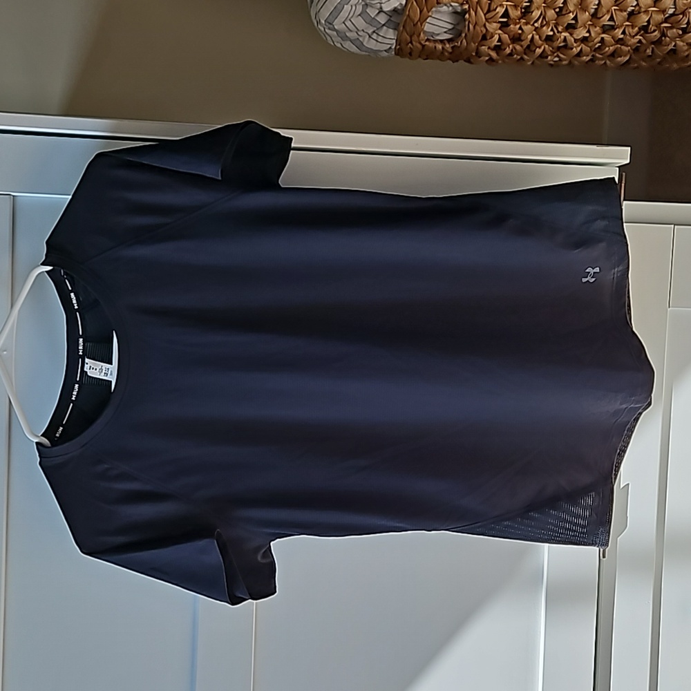 Womens Under Armour Black Short sleeve Shirt  - medium NWT